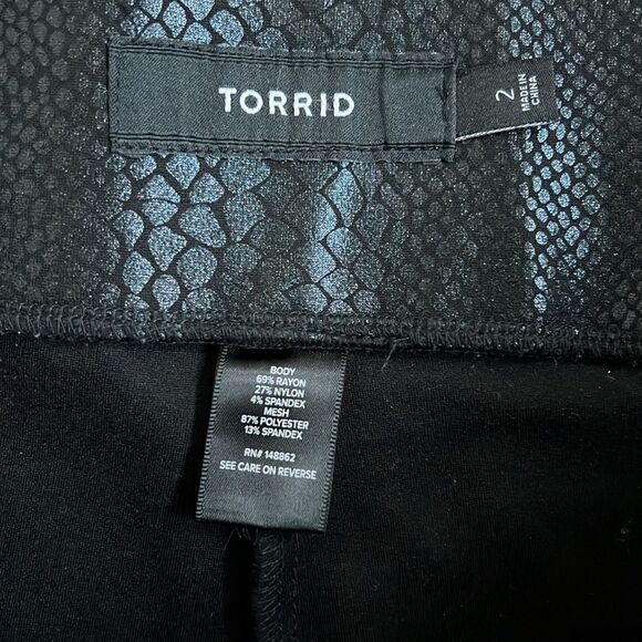 Torrid Size 2 Faux Vegan Leather Snake Print Pants Pixie Leggings Plus Size - Picture 5 of 8